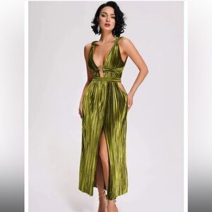 Velvet Cutout Slit Dress 💚 bellabarnett